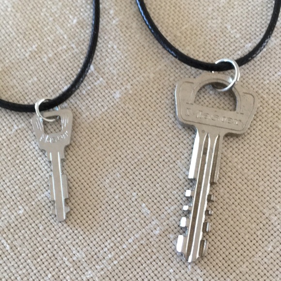 HAND CRAFTED Vintage Master Key Necklace Set Silver Toned - Picture 2 of 9